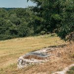 Крајпуташ Мојсиловићима у Скржутима (фото Бојан Радојичић)