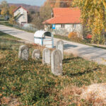 Крајпуташ Јовану Јањићу на Пониквама, Биоска (фото Бојан Радојичић)