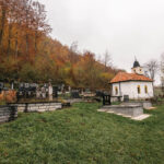 Гробље код црквице у Дрежнику (фото Бојан Радојичић)