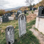 Споменик Крсти и Сретену Богдановићима на гробљу у Мокрој Гори (фото Бојан Радојичић)