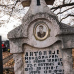 Споменик Антонију Мандопарићу на гробљу у Равањском пољу, Равни (фото Бојан Радојичић)