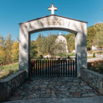 Спомен костурница у Вардишту (фото Бојан Радојичић)