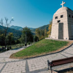 Спомен костурница у Вардишту (фото Бојан Радојичић)