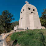 Спомен костурница у Вардишту (фото Бојан Радојичић)